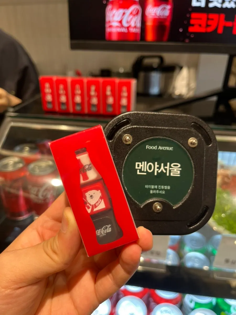 받은 코카콜라 키캡 두 개