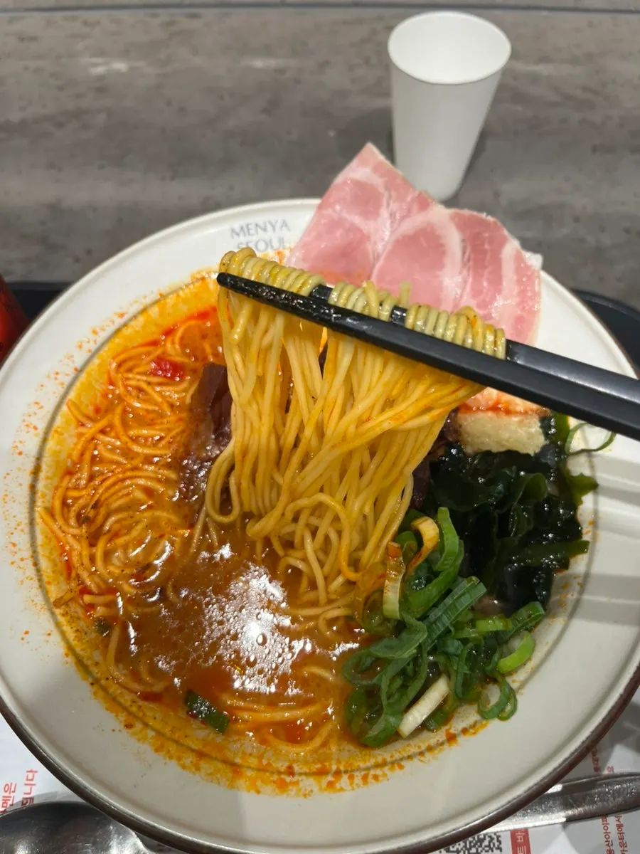 반숙란이 올라간 얼큰 동파육 차슈라멘