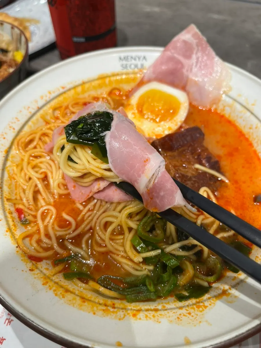 젓가락으로 건져 올린 라멘 면발