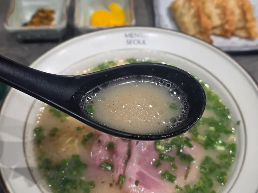 Thinly sliced smoked jambon topping on the ramen