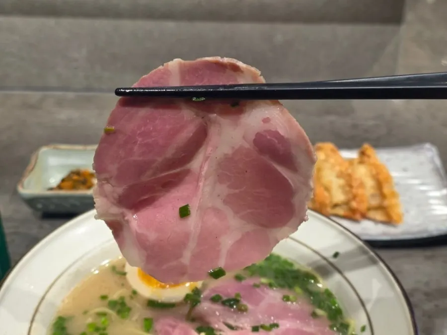 Thin straight hosomen noodles lifted with chopsticks