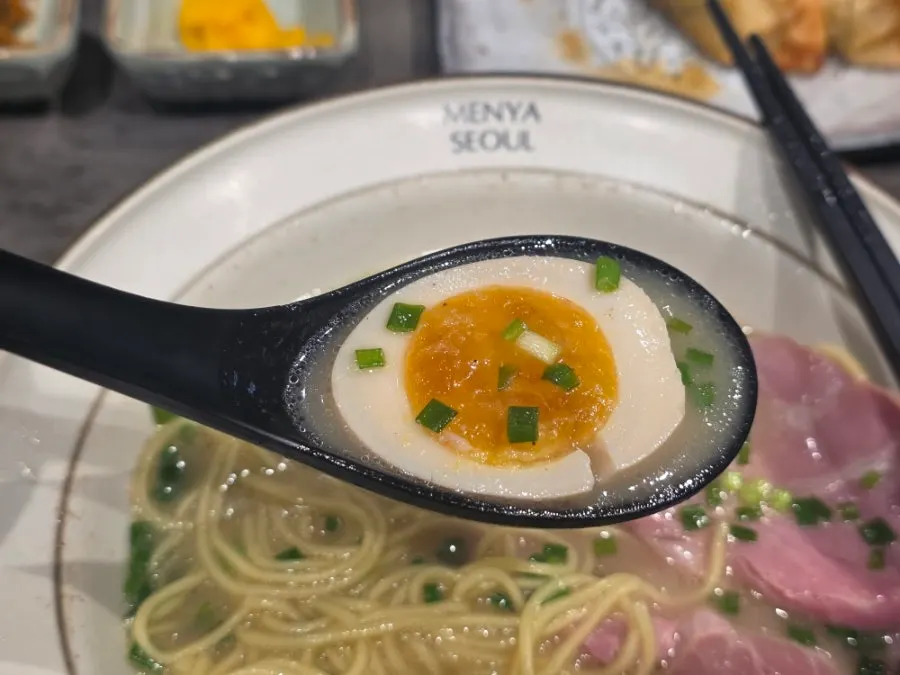 Smoked jambon rolled around the noodles