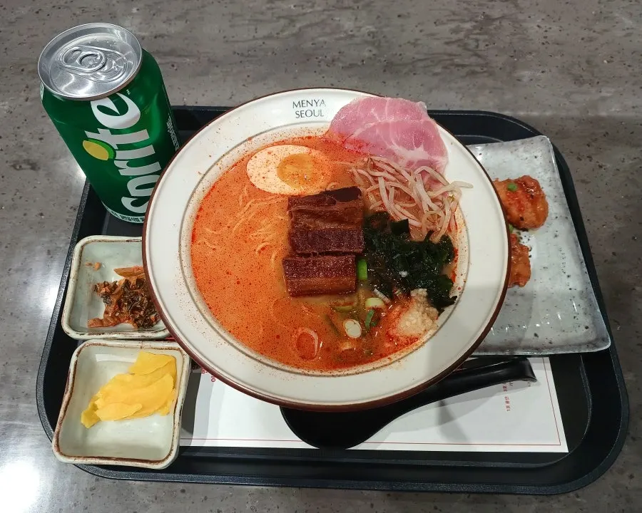 얼큰국물 동파육 차슈라멘 세트와 가라아게 한 상