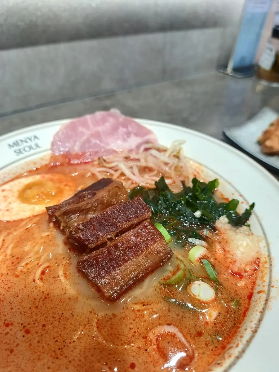 동파육이 올라간 얼큰국물 차슈라멘
