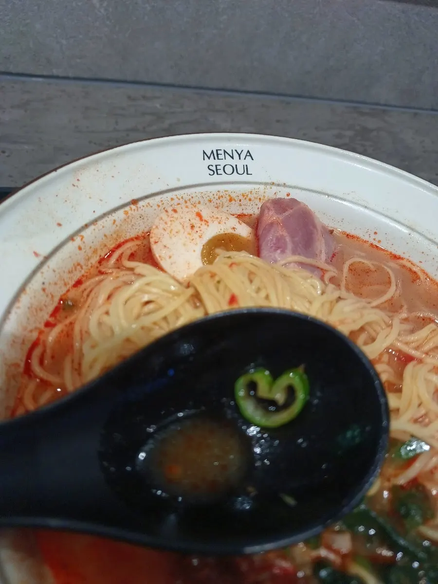 진한 얼큰국물 라멘 국물 클로즈업
