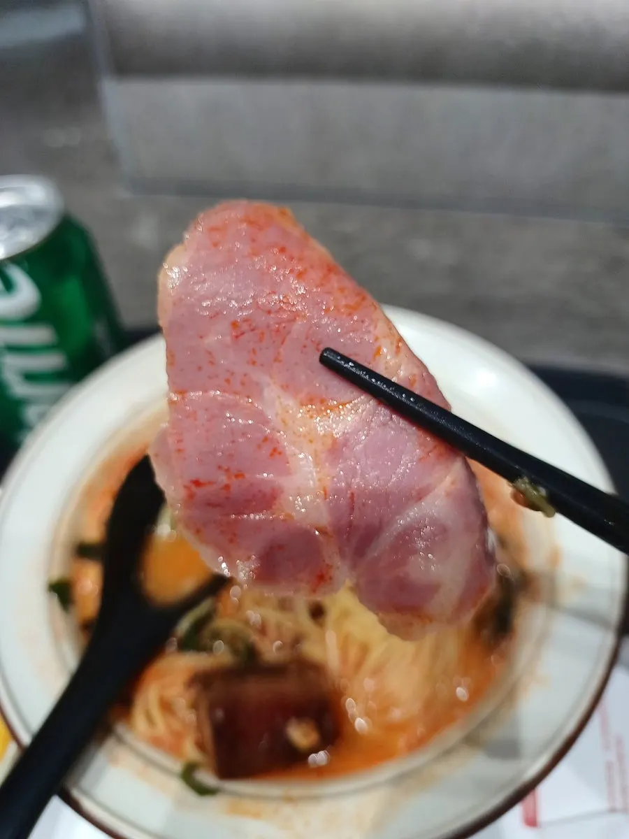 라멘에 함께 올라간 잠봉 두 조각