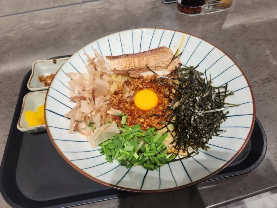 노른자와 다진 고기가 올라간 통삼겹 마제소바