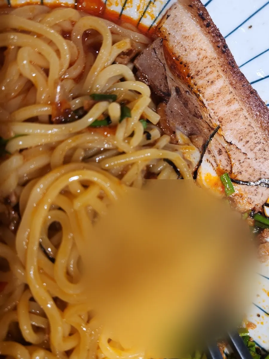 양념에 골고루 비벼진 굵은 마제소바 면