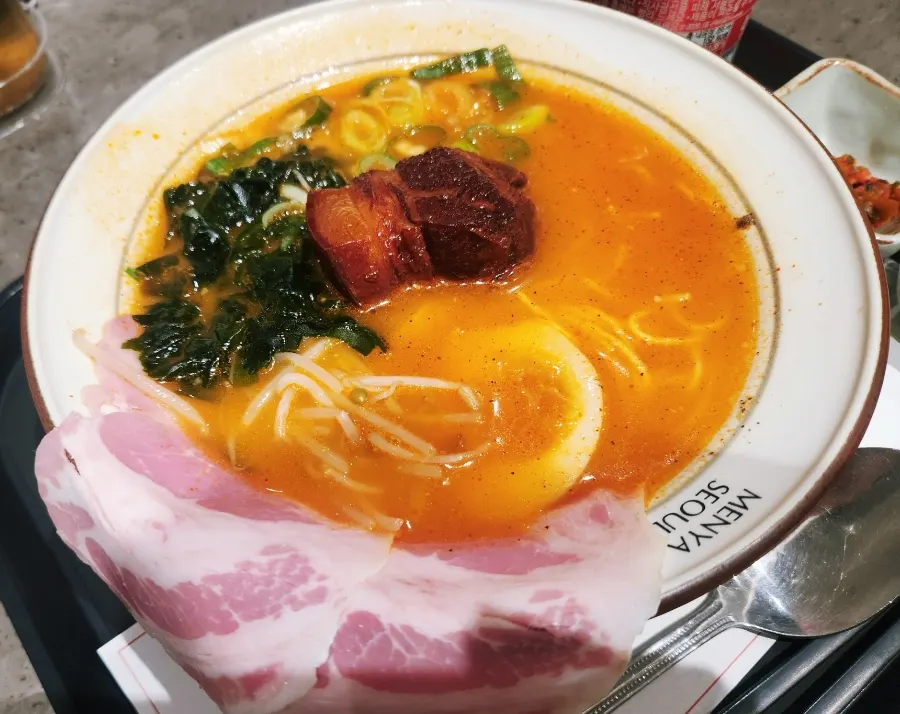 차슈 계란 숙주 미역이 올라간 얼큰 라멘 토핑