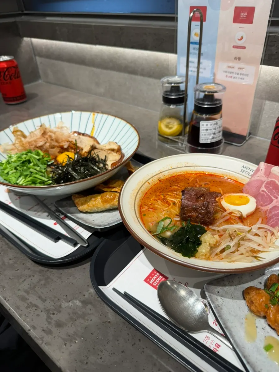 식사를 마친 멘야서울 테이블 전경