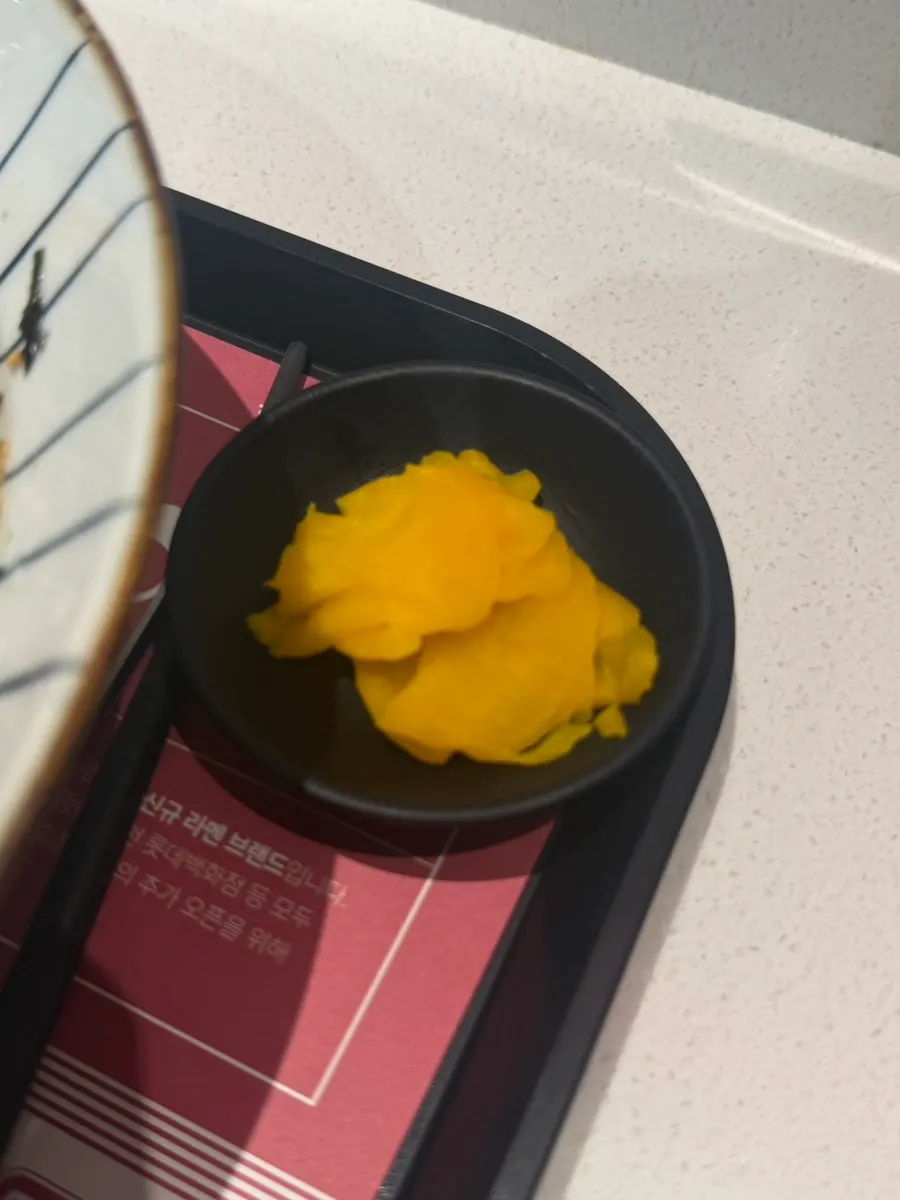 입맛을 돋우는 얇은 차슈 한 장