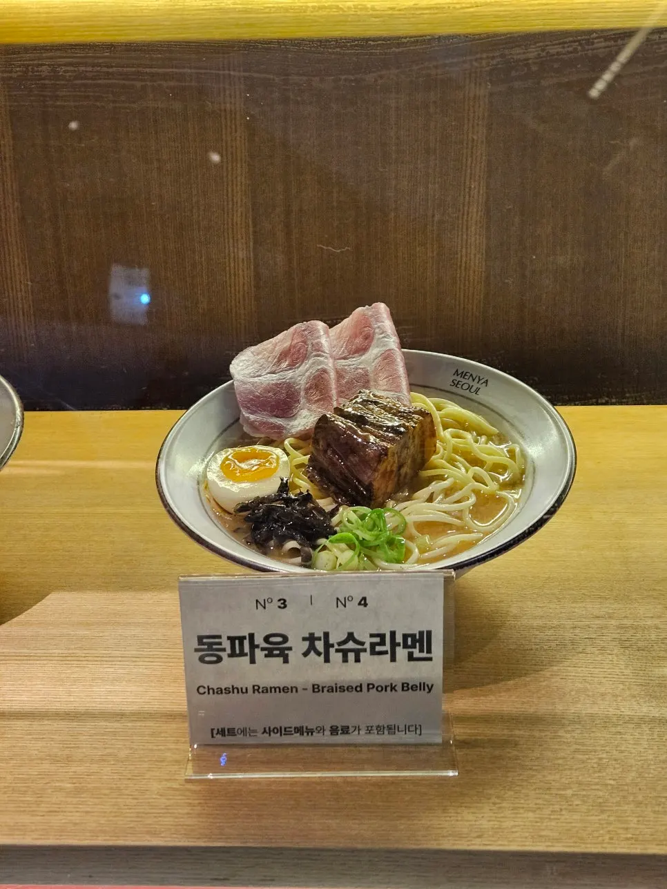 라멘 고명 구성을 보여주는 진열장 음식 모형