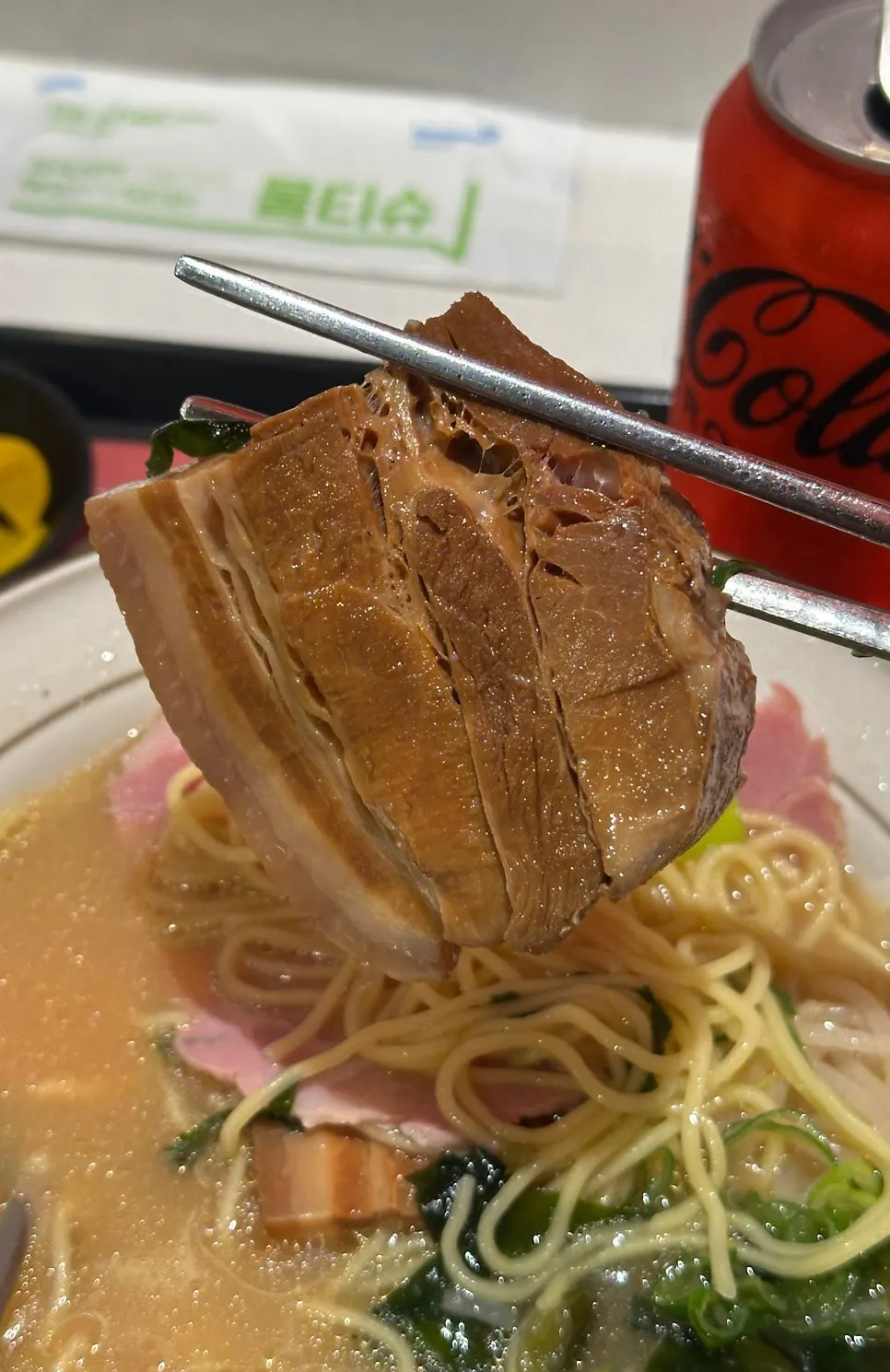 동파육차슈라멘 국물과 면 클로즈업