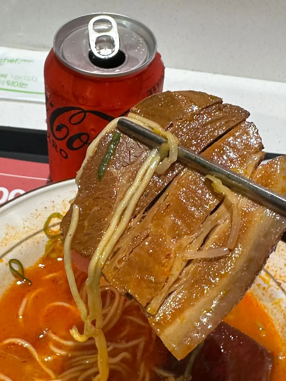 얼큰한 국물의 동파육차슈라멘 클로즈업