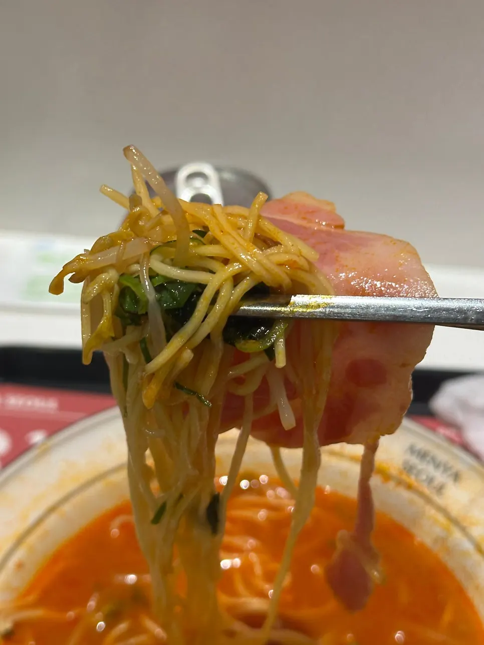 얼큰 라멘 면발을 들어올린 모습