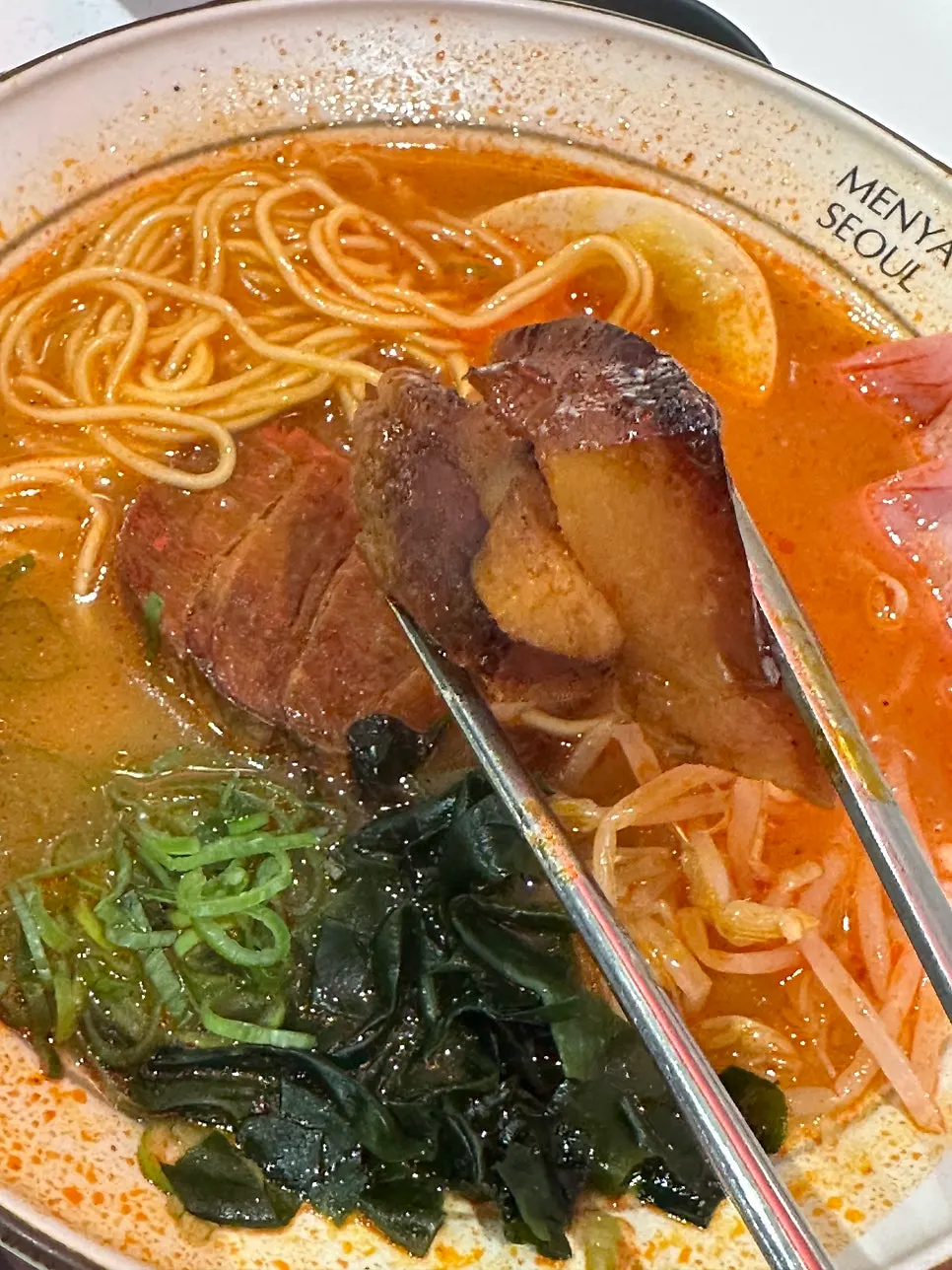 칼칼한 얼큰 라멘 국물 한 숟갈