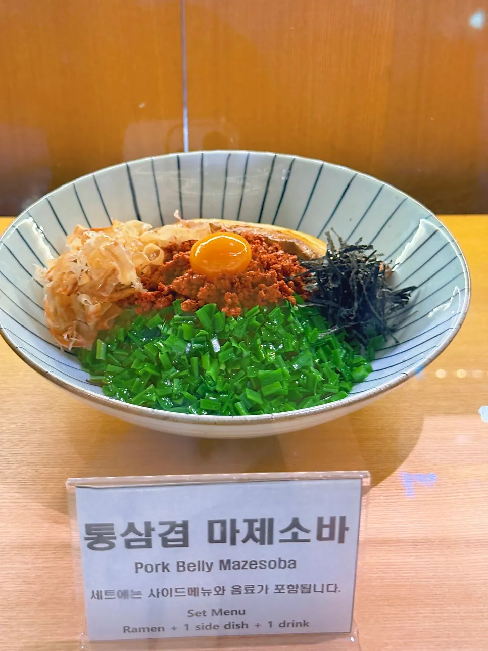 얼큰한 라멘 국물과 동파육 차슈 클로즈업