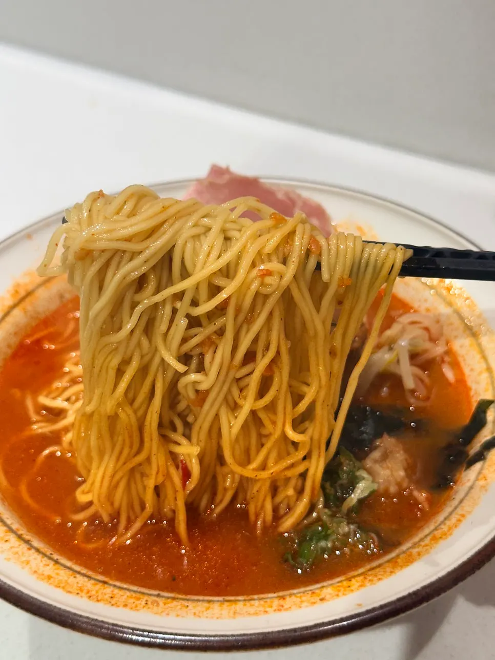 라멘 위에 올라간 부드러운 동파육 차슈