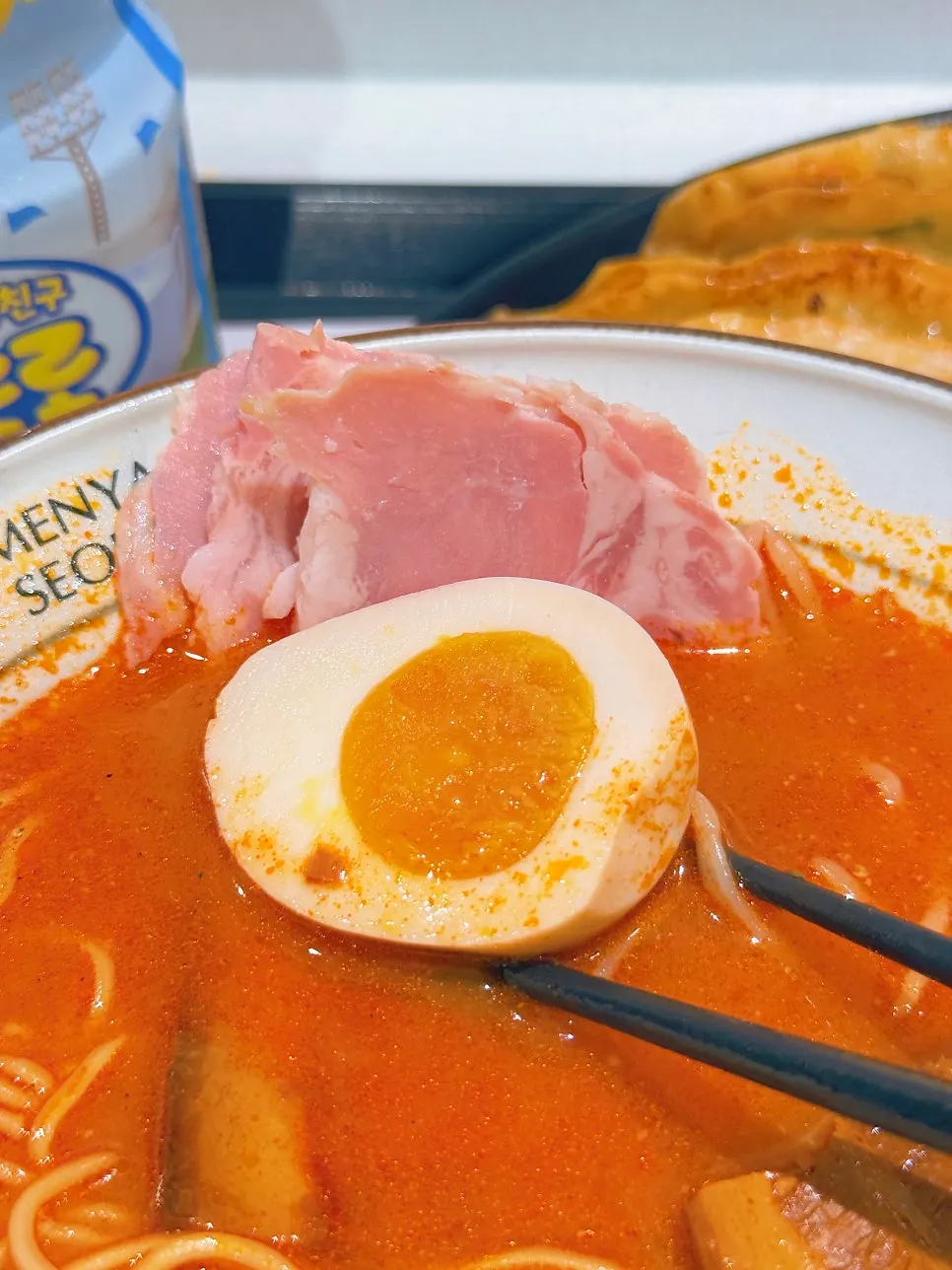라멘과 사이드가 함께 나온 멘야서울 세트 구성