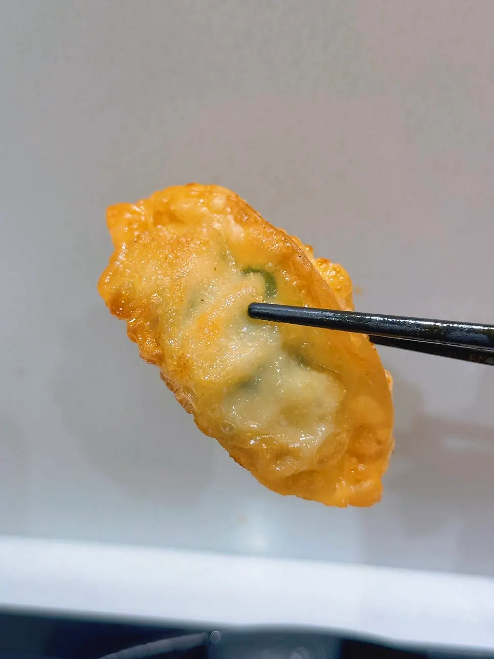 겉이 바삭하게 구워진 멘야서울 군만두