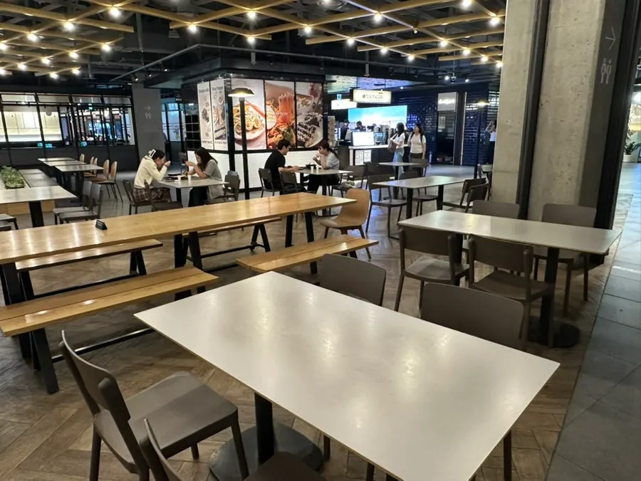 Open-layout interior of Menya Seoul Yongsan I'Park Mall Branch