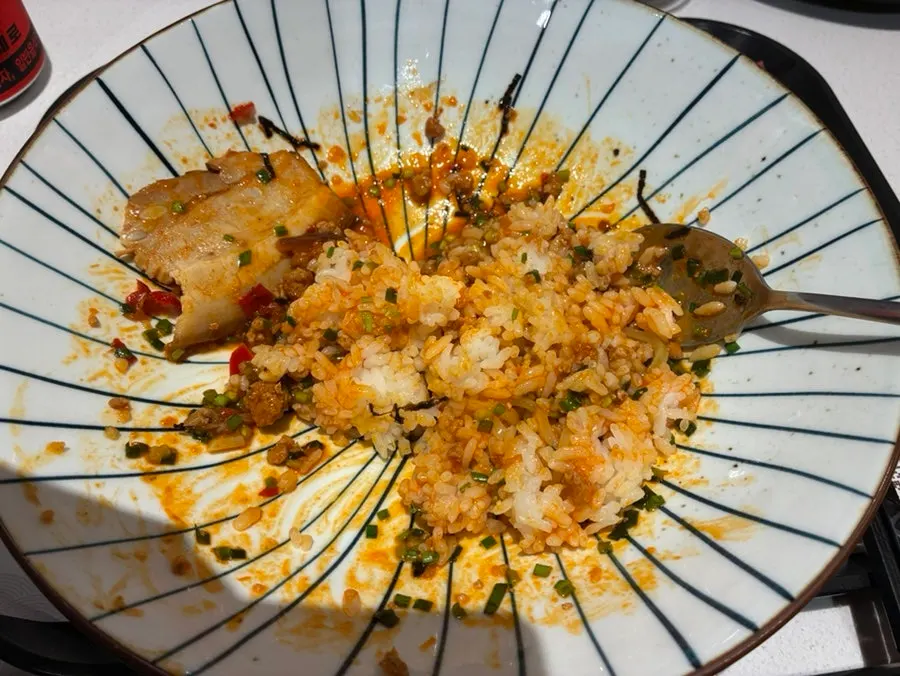 Bowl of rice placed next to the mazesoba