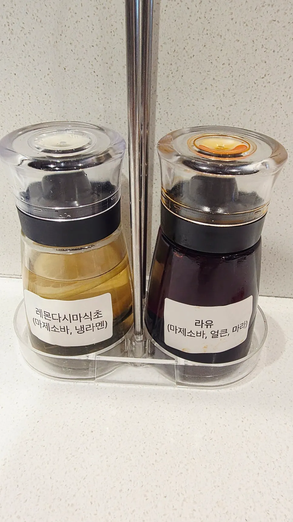 테이블에 놓인 레몬다시마식초와 라유 양념통
