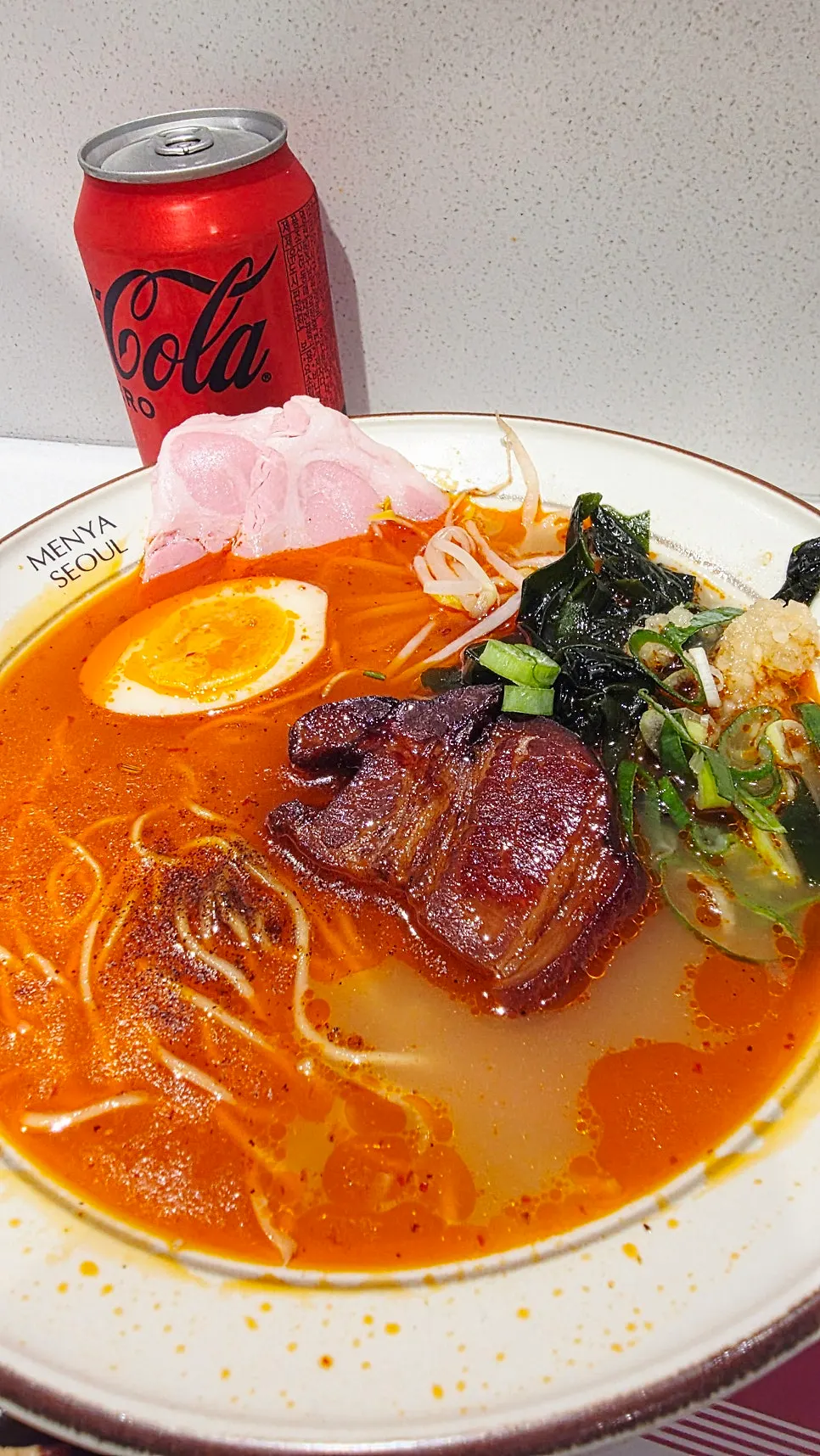 나란히 놓인 얼큰국물과 마라국물 라멘 두 그릇