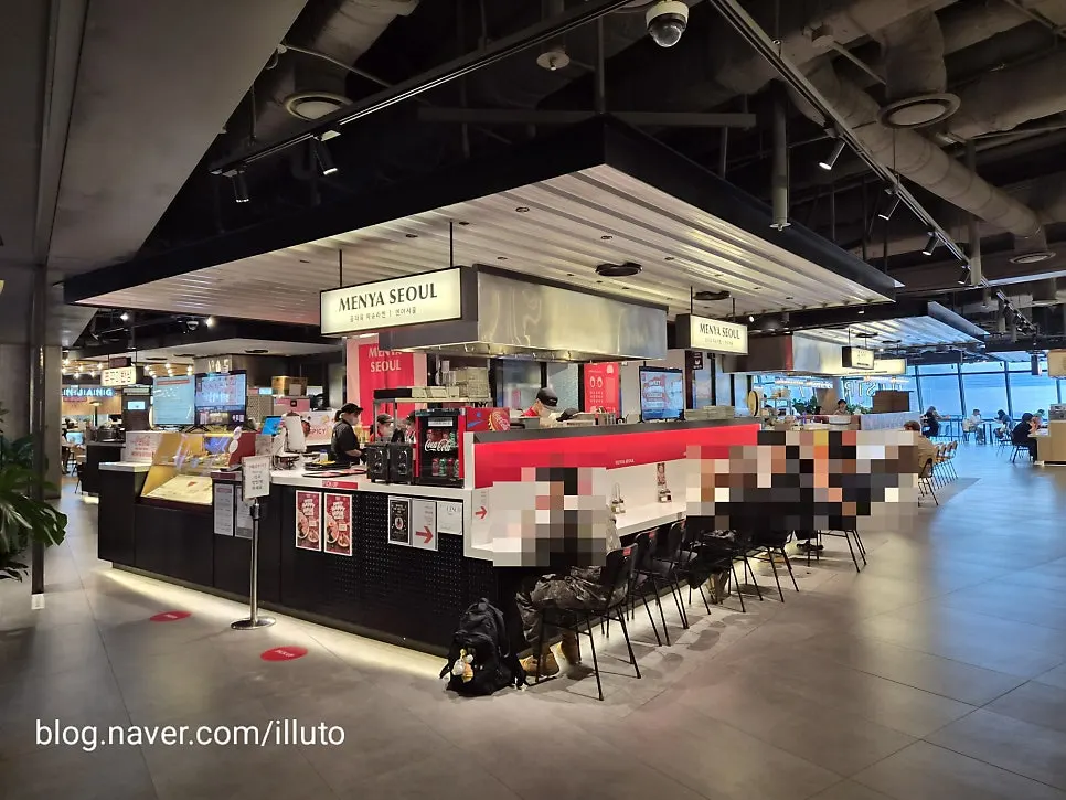 Sign explaining the ₩5,000 set upgrade with drink and side