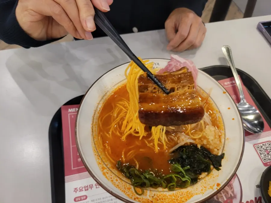 두툼한 동파육 차슈가 올라간 얼큰동파육차슈라멘