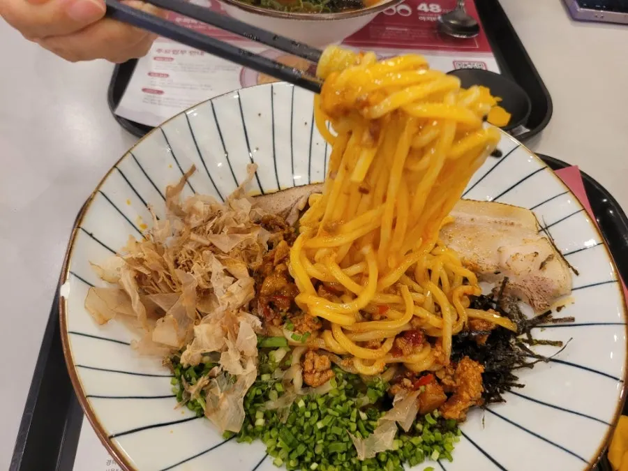 면에 감싼 통삼겹 차슈 한 입