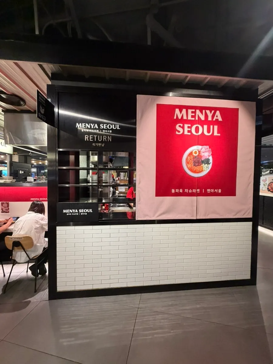 Shared food court seating and bar table