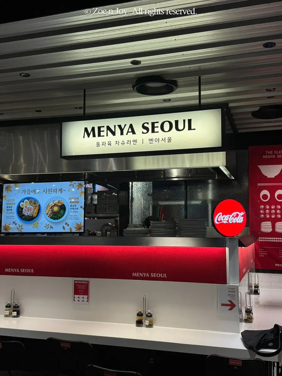 아이파크몰 푸드코트 공용 좌석과 바테이블