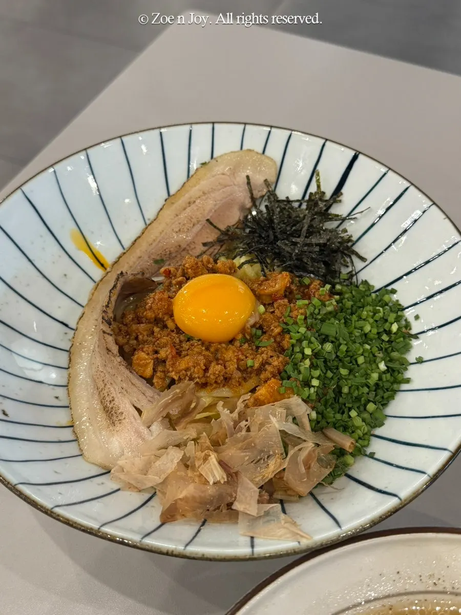 통삼겹이 올려진 마제소바 한 그릇