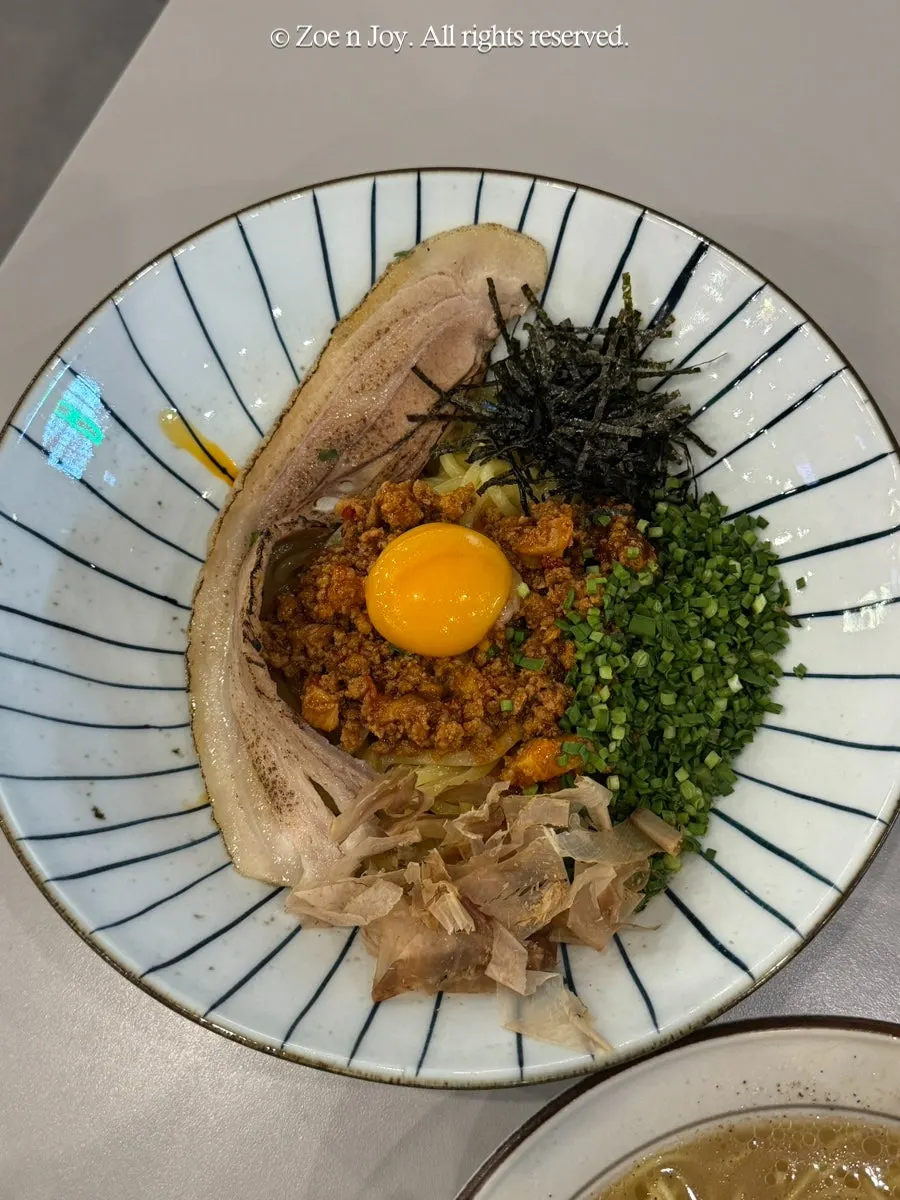 가쓰오부시와 쪽파가 올라간 통삼겹 마제소바