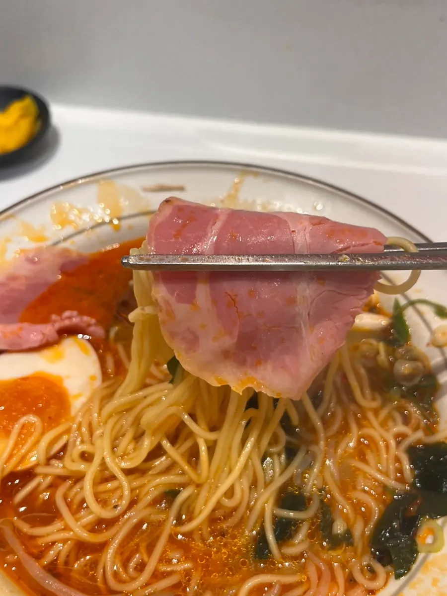 마라 육수에 잠긴 얇은 라멘 면