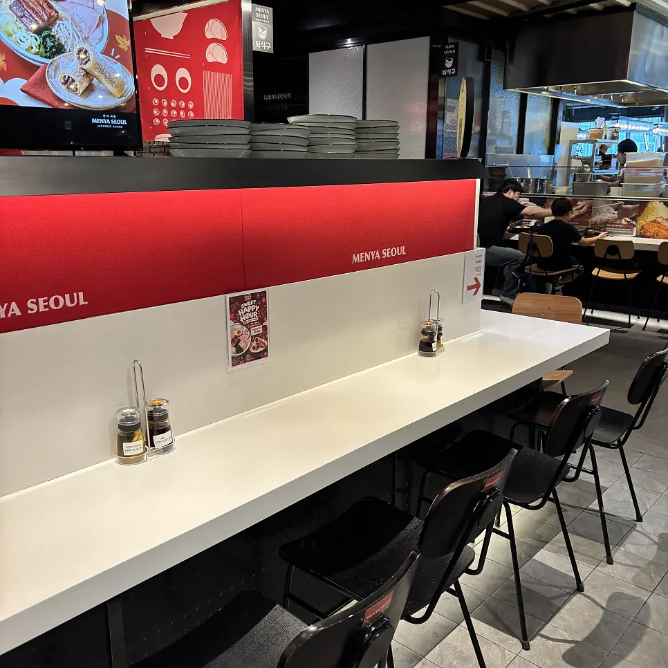Interior of Menya Seoul Yongsan I'Park Mall Branch