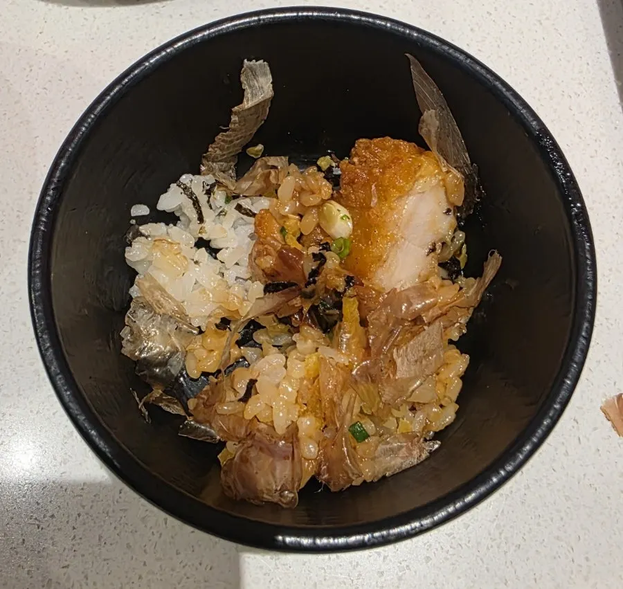 치킨이 올라간 덮밥 한 술