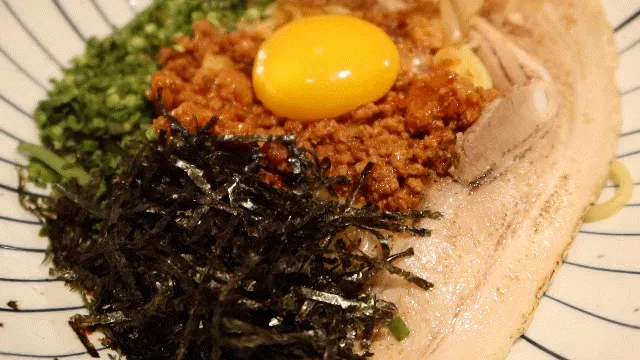노른자가 올라간 통삼겹 마제소바