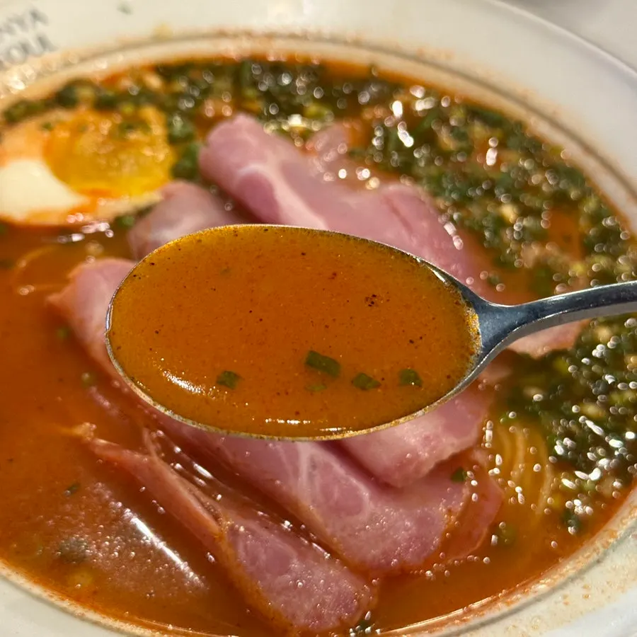 칼칼한 얼큰 라멘 국물 클로즈업