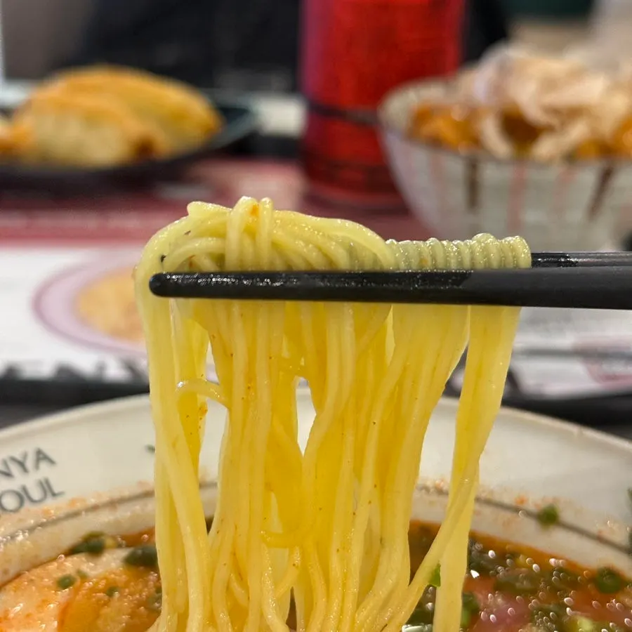 젓가락으로 건져 올린 쫄깃한 라멘 면