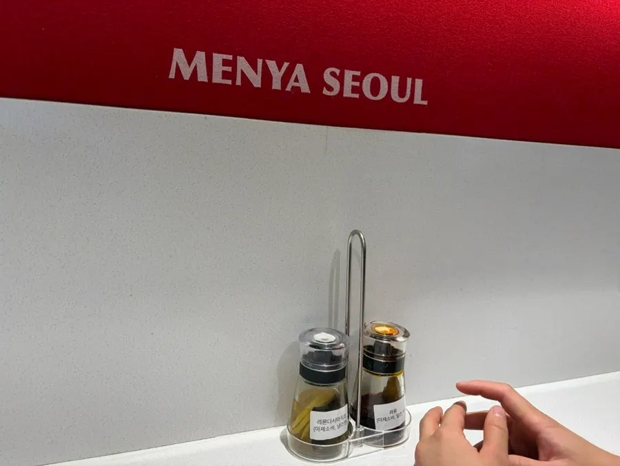 마라 국물 라멘 세트가 차려진 테이블