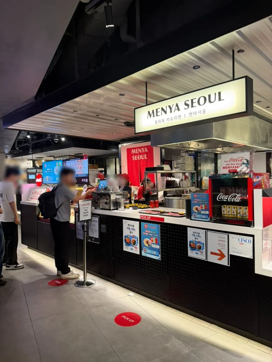 Vertical shot of the Menya Seoul Yongsan I'Park Mall Branch entrance