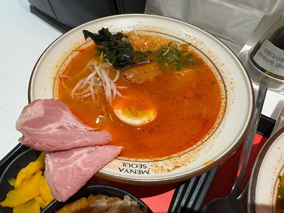 얼큰 국물 라멘 두 그릇 비교