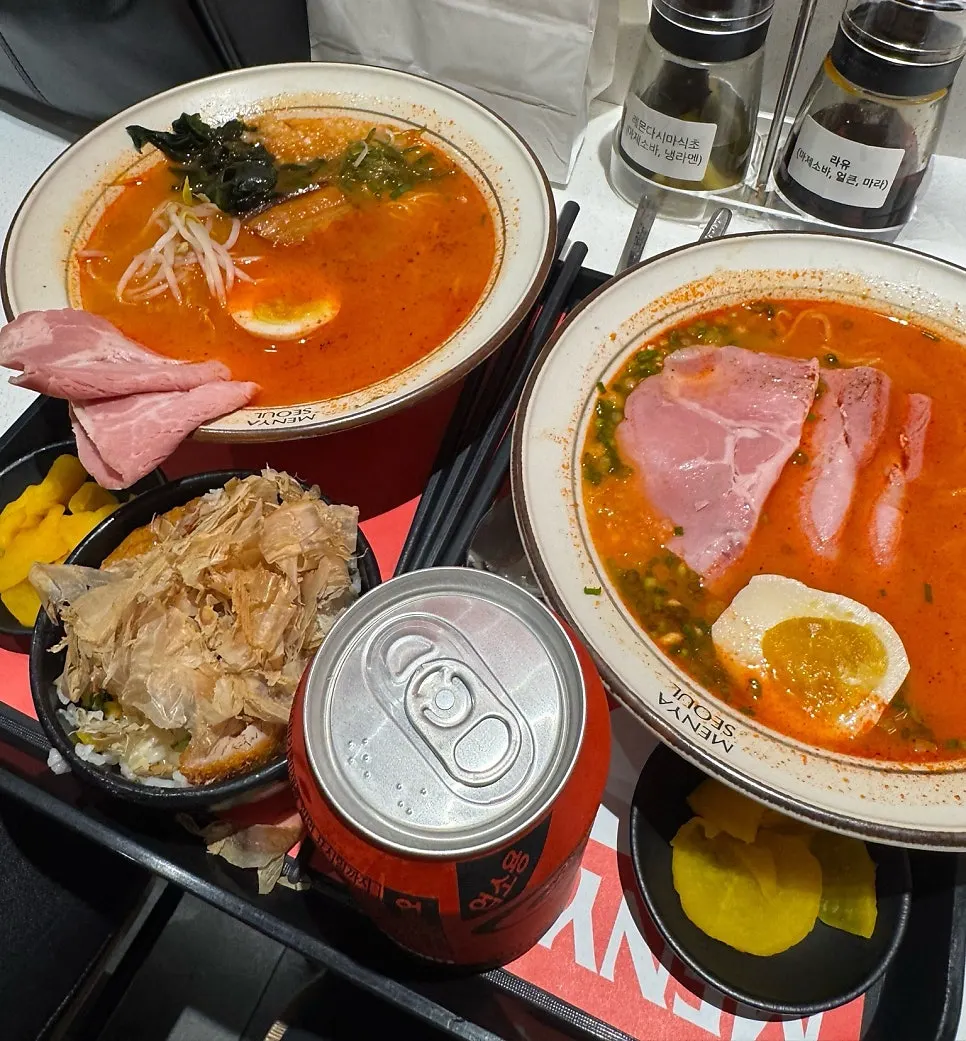 두툼한 동파육 토핑과 아지타마고