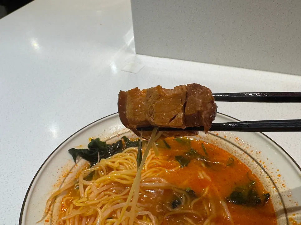 얼큰 국물에 잠긴 동파육 차슈