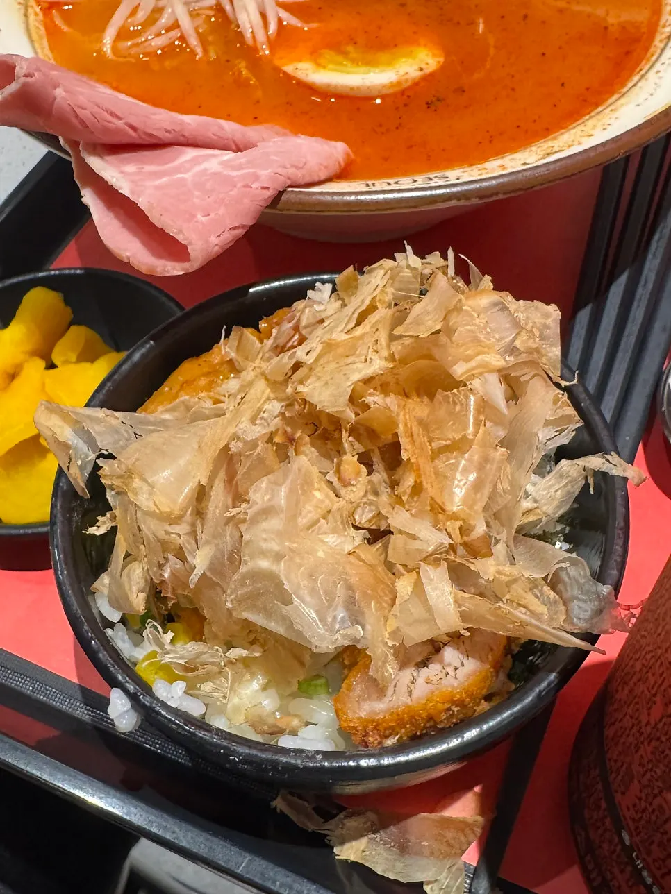 동파육 한 조각을 집어든 모습