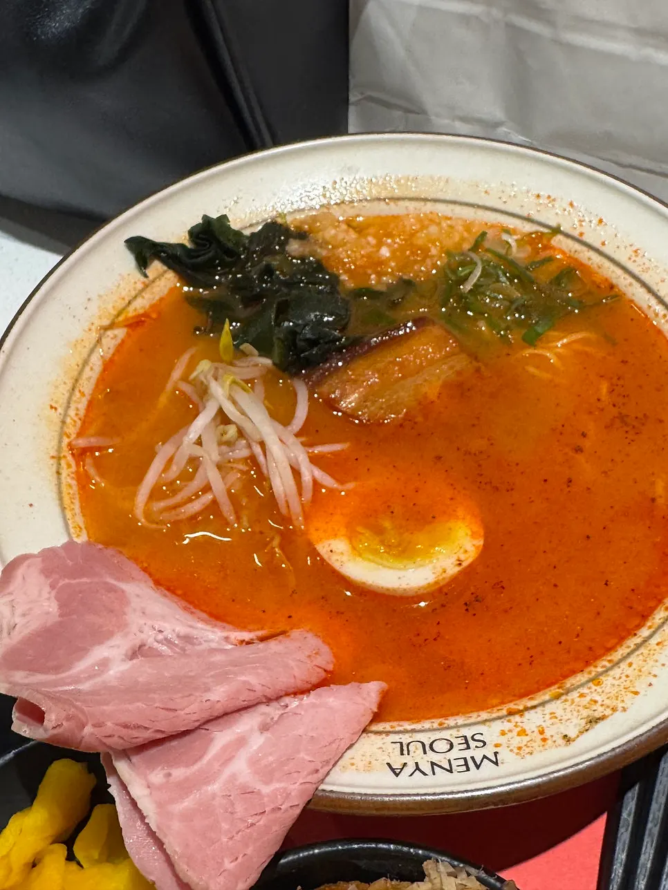 얼큰 라멘 국물과 면