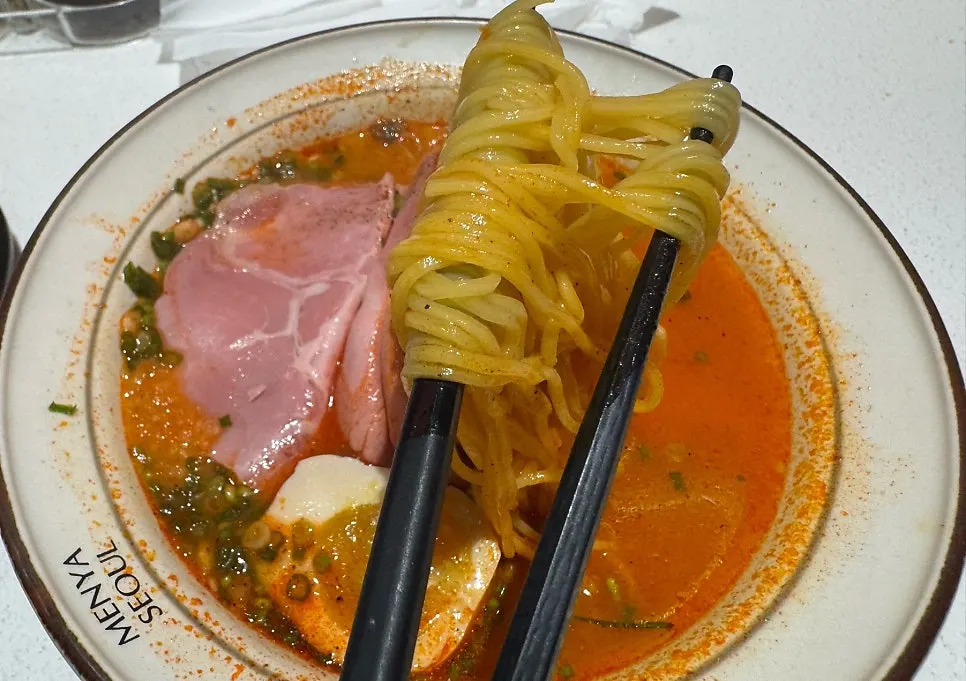 칼칼한 빨간 국물 라멘 표면