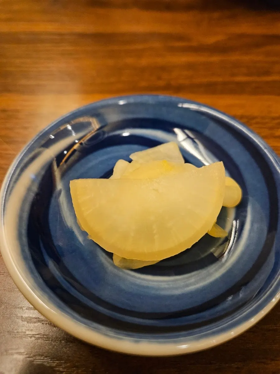 테이블에 준비된 식기와 소품